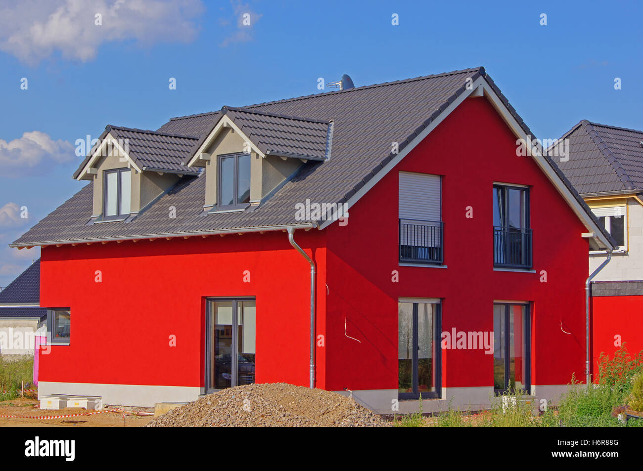 Haus Gebäude Haus Wohnhaus Wohnhaus Neubau freistehende rote blaue Haus Hausbau Haus bauen news Stockfoto