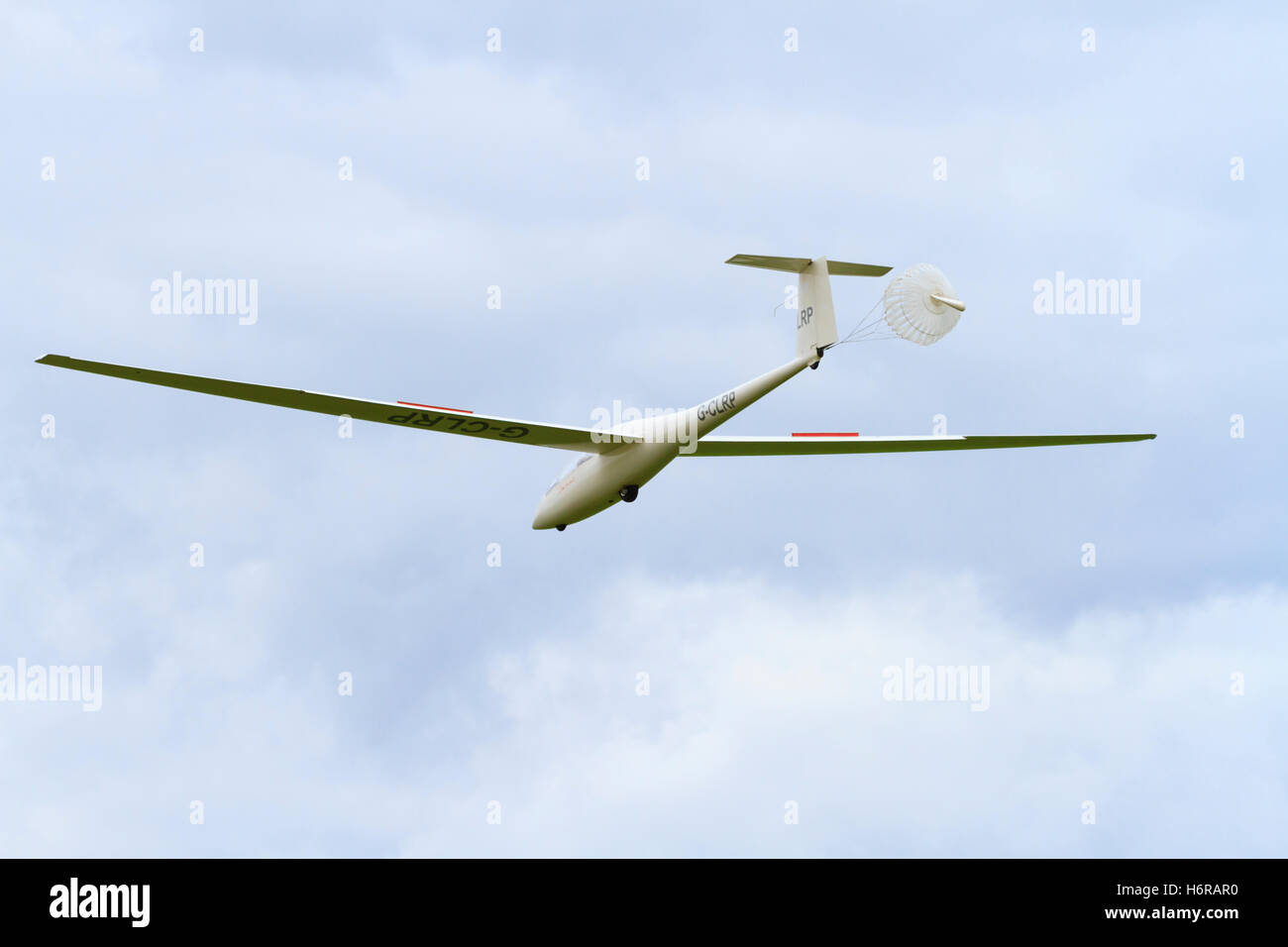 Janus Segelflugzeug bereitstellen Landung Fallschirm, UK Stockfoto