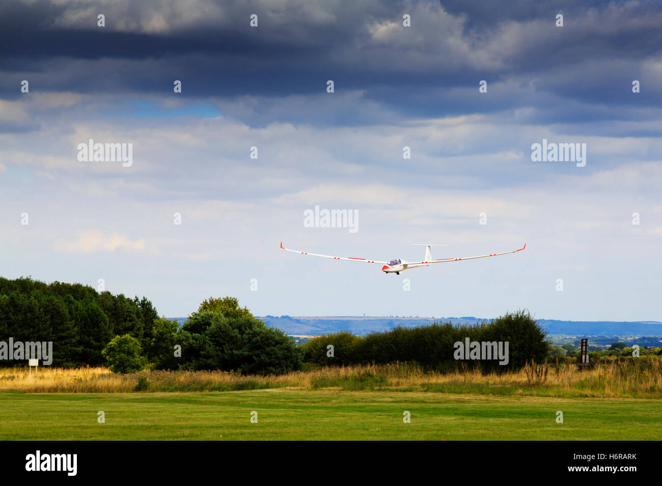 Duo Discus Segelflugzeug kommen in landen am Trent Valley Gliding Club, Kirton Lindsey, Lincolnshire, England. Stockfoto