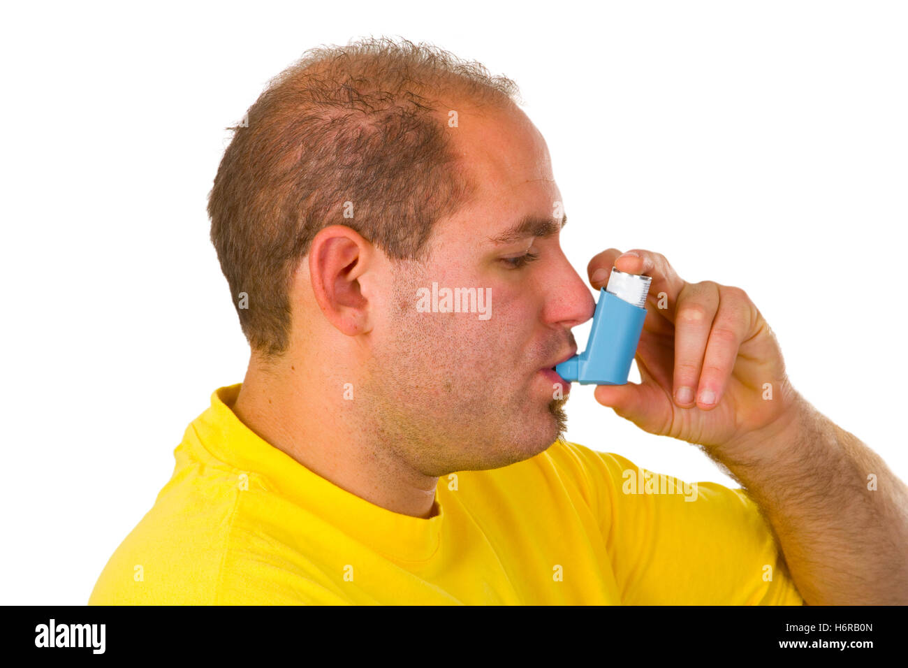 junger Mann mit gemessenen Dosis Inhalator Stockfoto