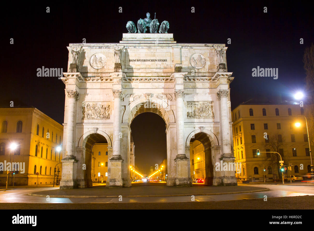 Siegestor in München in der Nacht Stockfoto