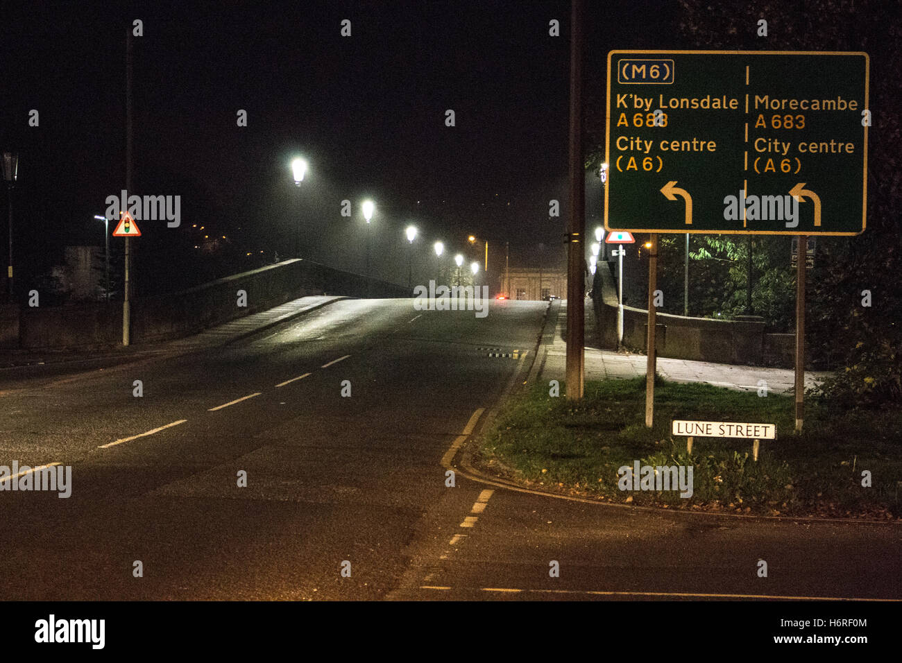 Skerton Brücke, Lancaster, Lancashire, Vereinigtes Königreich, 31. Oktober 2016, nach der Eröffnung des £140 m Heysham zu M6 Verbindungsstraße heute früh Skerton Brücke wurde fotografiert in einem Punkt t heute Abend während der Rush Hour mit keine Fahrzeuge, die Brücke gehörte zu den Choke Piont mit Süd-gebunden-Verkehr mit den Fluß Lune kommt man zu der M6 zu überqueren. Die Öffnung der Bucht-Gateway jetzt ermöglicht Zugriffe auf Reisen direkt von Heysham und Morecambe M6 ohne Überquerung der Skerton und Grey hound Brücken in Lancaster.  Die 4. Bildnachweis: David Billinge/Alamy Live-Nachrichten Stockfoto