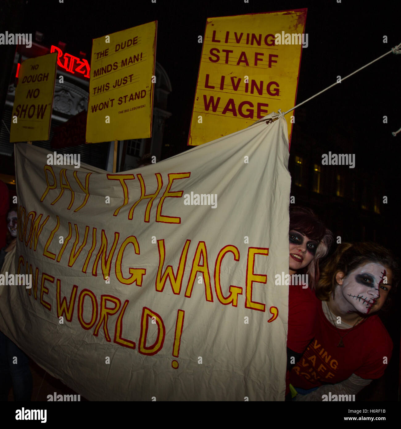 Brixton, London, 31. Oktober 2016. Markante Personal im noblen Kino, Verbandsmitglieder BECTU, statt einen Halloween Themen Streik als Teil ihrer Kampagne nach London existenzsichernden Lohn zu bekommen. Die Noble Kino gehört Cineworld Kinos Gruppe die Gewinne von £ 83 Millionen im vergangenen Jahr machte. David Rowe/Alamy Live-Nachrichten Stockfoto