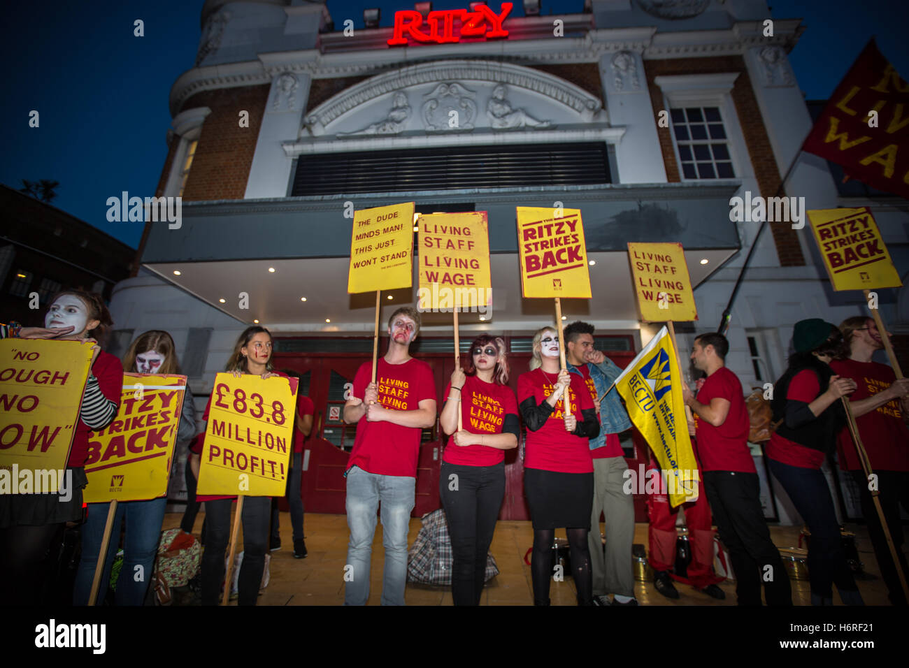 Brixton, London, 31. Oktober 2016. Markante Personal im noblen Kino, Verbandsmitglieder BECTU, statt einen Halloween Themen Streik als Teil ihrer Kampagne nach London existenzsichernden Lohn zu bekommen. Die Noble Kino gehört Cineworld Kinos Gruppe die Gewinne von £ 83 Millionen im vergangenen Jahr machte. David Rowe/Alamy Live-Nachrichten Stockfoto