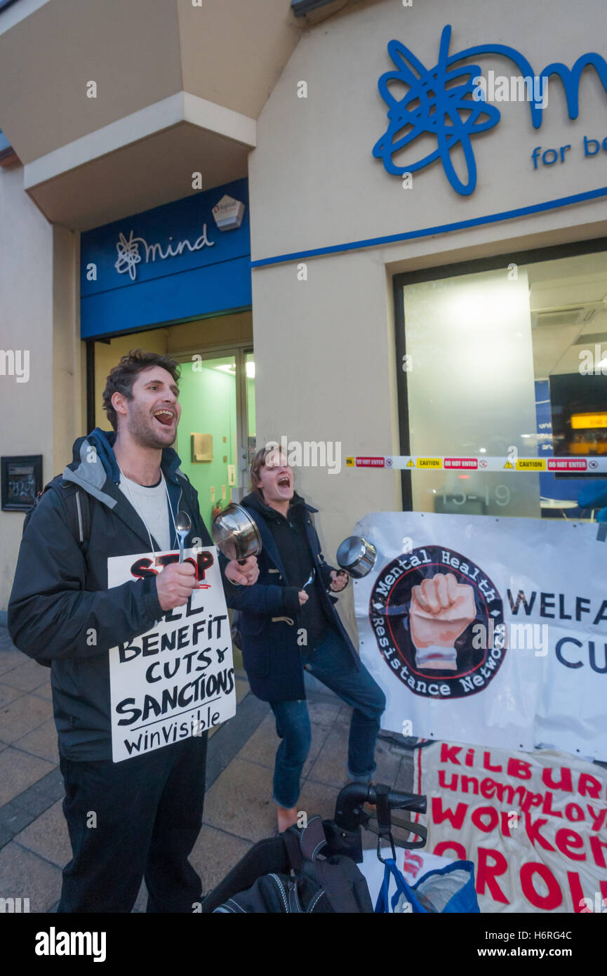 London, UK. 31. Oktober 2016. Demonstranten bang Töpfe wie jeder eine Minute Lärm am Ende des Protestes durch die geistige Gesundheit Widerstandsnetzwerk und behinderten Menschen gegen Kürzungen im nationalen Büro der psychischen Gesundheit Nächstenliebe Verstand in Stratford macht. Die Demonstranten beklagen, dass Geist ist Absprache mit der Regierung in den Arbeitsprogrammen und verurteilen die Abordnung des Geistes Politik und Kampagnen-Manager Tom Pollard als ein senior Berater der DWP zu arbeiten, die Morgen beginnt. Bildnachweis: Peter Marshall/Alamy Live-Nachrichten Stockfoto