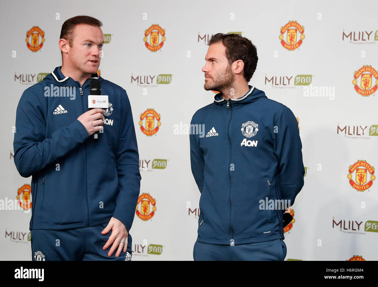 Manchester, Großbritannien. 31. Oktober 2016. Manchester United Spieler Wayne Rooney (L) und Juan Mata an der Pressekonferenz in der Manchester United eine globale Partnerschaft mit Mlily, die englische Premier League Riesen erste offizielle Matratze und Kissen Partner seine Carrington Training Complex in Manchester, England, am 31. Oktober 2016 Herold verkündet teilnehmen. Bildnachweis: Han Yan/Xinhua/Alamy Live-Nachrichten Stockfoto