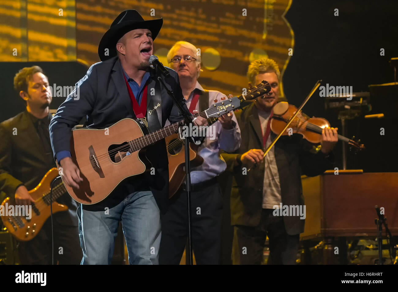 Garth Brooks führt bei des 2016 Musikers Hall des Ruhm Induktion Konzert im Municipal Auditorium am 26. Oktober 2016 in Nashville, Tennessee. Stockfoto