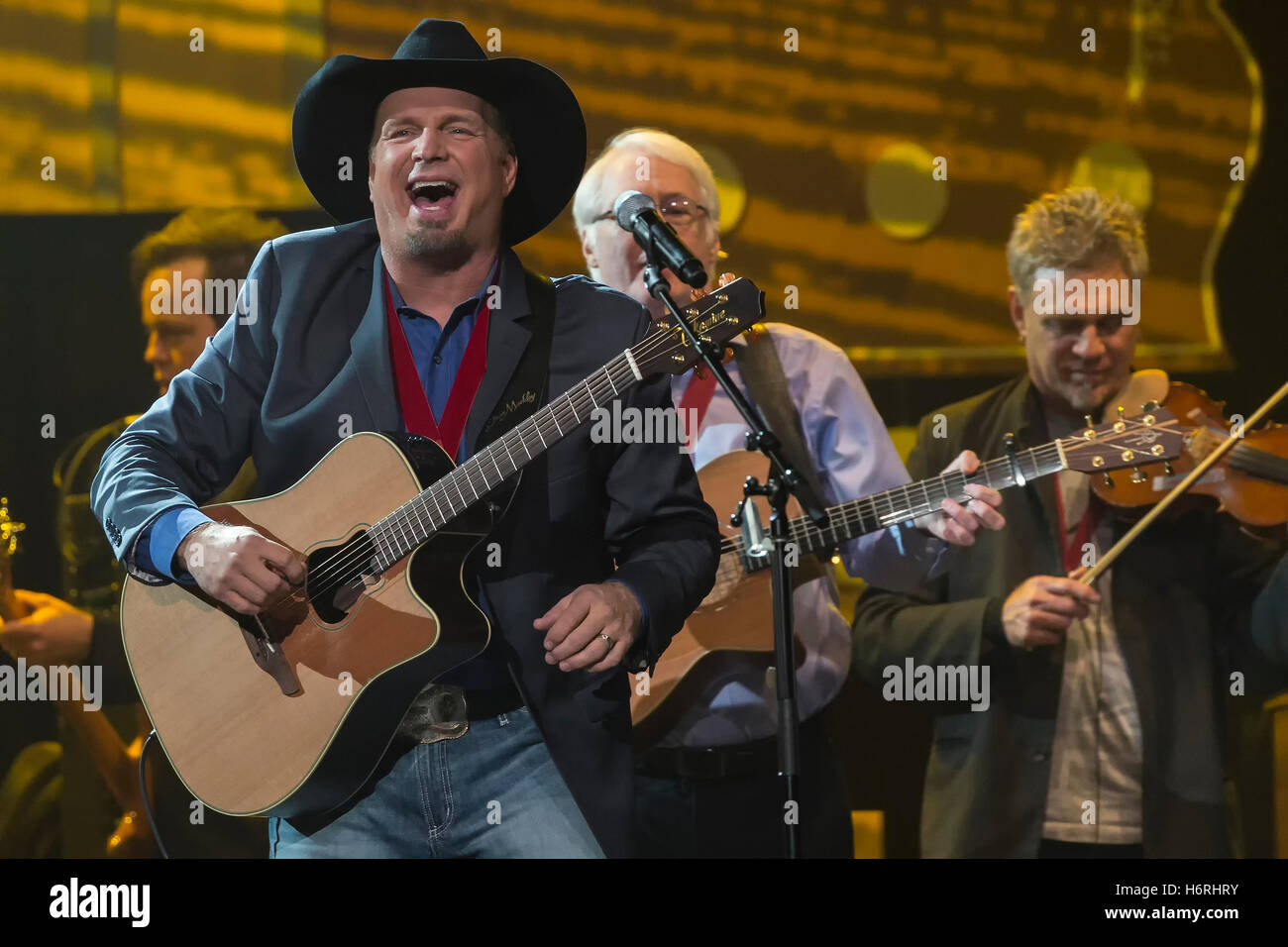 Garth Brooks führt bei des 2016 Musikers Hall des Ruhm Induktion Konzert im Municipal Auditorium am 26. Oktober 2016 in Nashville, Tennessee. Stockfoto