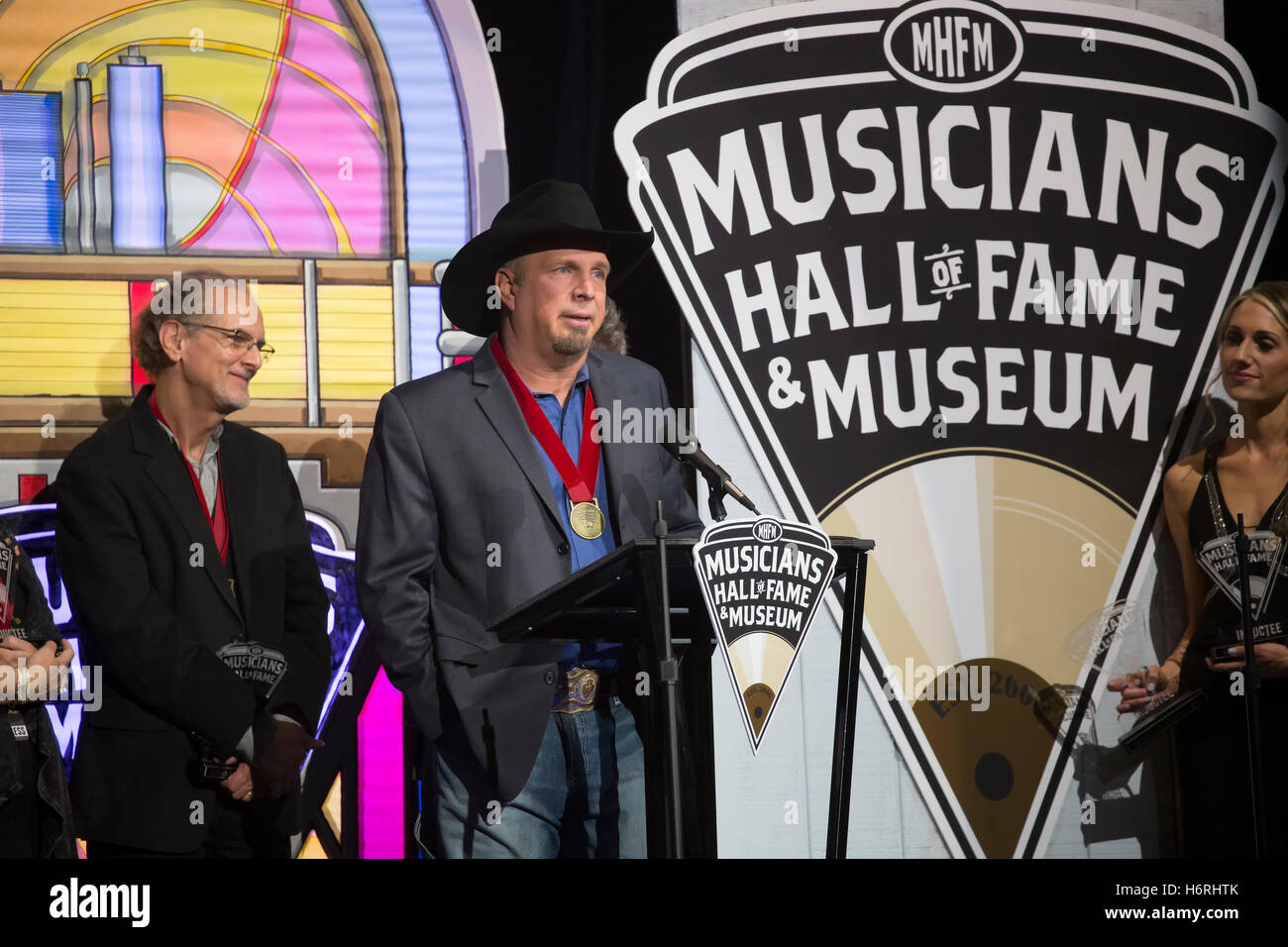 Garth Brooks spricht bei des 2016 Musikers Hall des Ruhm Induktion Konzert im Municipal Auditorium am 26. Oktober 2016 in Nashville, Tennessee. Stockfoto