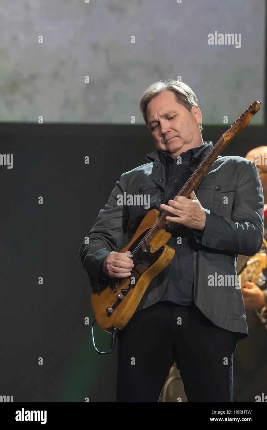 Steve Warriner führt bei des 2016 Musikers Hall des Ruhm Induktion Konzert im Municipal Auditorium am 26. Oktober 2016 in Nashville, Tennessee. Stockfoto