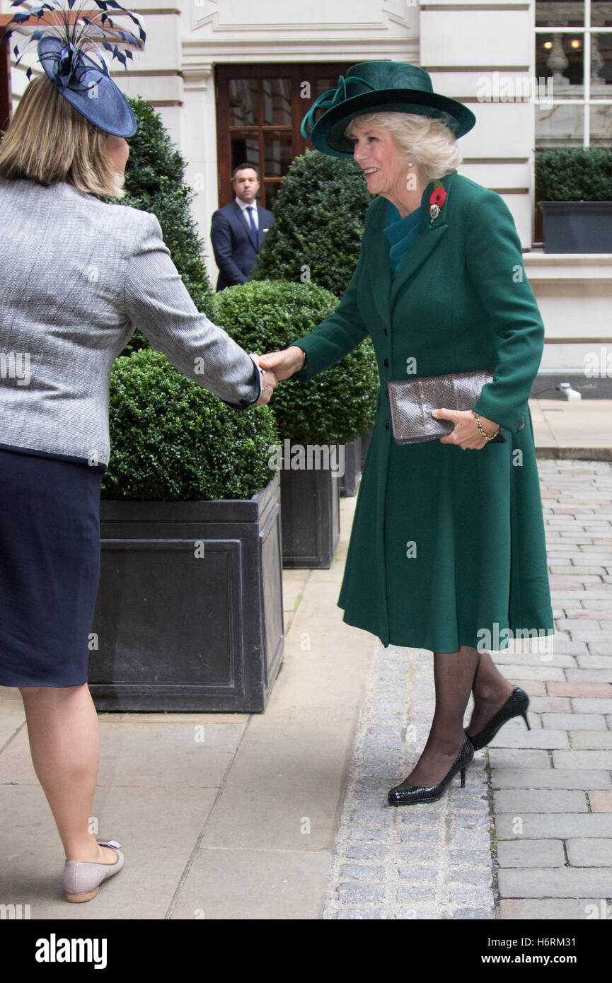 London, UK. 1. November 2016. Seine königliche Hoheit Charles The Prince Of Wales begleitet von Camilla Herzogin von Cornwall kommen im Rosewood Hotel in Holborn, London, Präsident von Kolumbien Juan Manuel Santos, begrüßen, der auf einem Staatsbesuch in Großbritannien und seine Frau Maria Clemencia Rodriguez de Santos ist vor der Reise mit ihnen in ihre zeremonielle Willkommen bei Horse Guargrds Parade von ihrer Majestät der Königin. Bild: Camilla Herzogin von Cornwall kommt im Rosewood Hotel tragen ein Flaschengrün Gehrock und passender Hut. Bildnachweis: Paul Davey/Alamy Live-Nachrichten Stockfoto