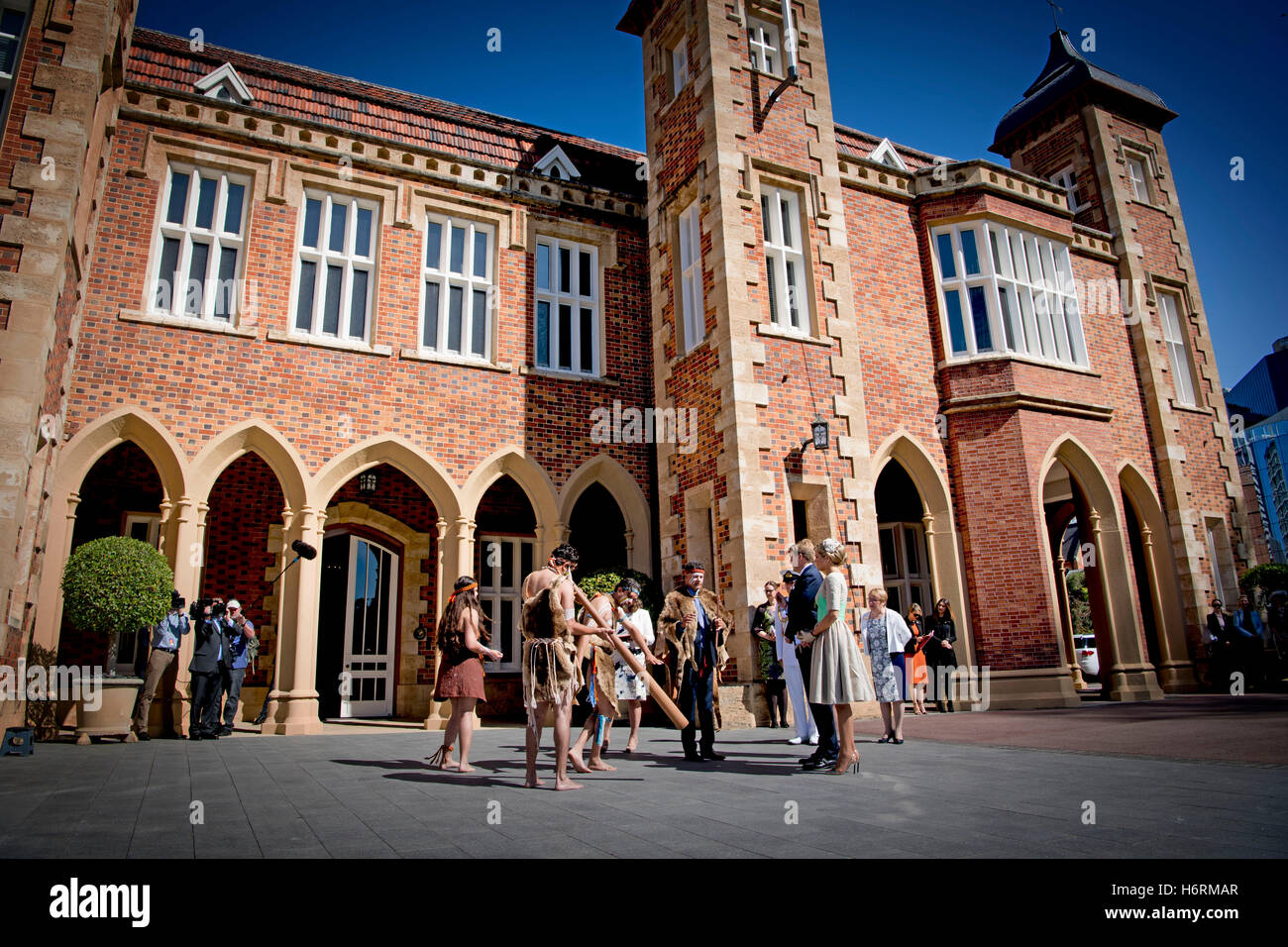 König Willem-Alexander und Maxima der Königin der Niederlande während der traditionellen Aborigines Willkommenszeremonie willkommen geheißen von Gouverneur von West Australien Sanderson und Aborigines elder Walley am Government House in Perth, Australien, 31. Oktober 2016. Der niederländische König und die Königin sind in Australien für eine 5-tägige Staatsbesuch. Foto: Patrick van Katwijk - Niederlande und Frankreich,--NO-Draht-Dienst- Stockfoto