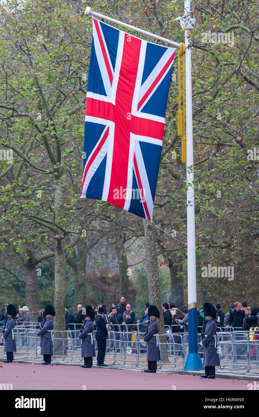 London, UK.  1. November 2016. Union Jacks Linie The Mall. Staatsbesuch des der Präsident der Republik von Kolumbien, seine Exzellenz Präsident Juan Manuel Santos Calderón,: Staatskarosse Ankunft am Buckingham Palace. Bildnachweis: Stephen Chung / Alamy Live News Stockfoto