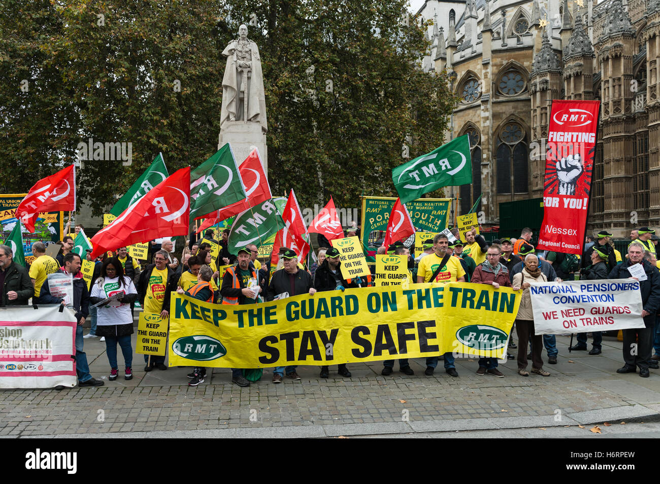 London, UK. 1. November 2016. Die National Union of Rail, Maritime und Transport Workers (RMT) veranstalteten Demonstration vor dem Parlament gegen Southern Rail Pläne für die Fahrer nur Betrieb Züge und Southern Rail Dirigenten in der Auseinandersetzung über Änderungen an die Rolle der Bahn Wachen zu unterstützen. Die Vertreter der Gewerkschaften gemeinsam mit Organisationen der Rentner und Behinderte argumentiert, dass die Abschaffung der Zugbegleiter Fahrgastsicherheit negativ beeinflussen wird. Wiktor Szymanowicz/Alamy Live-Nachrichten Stockfoto