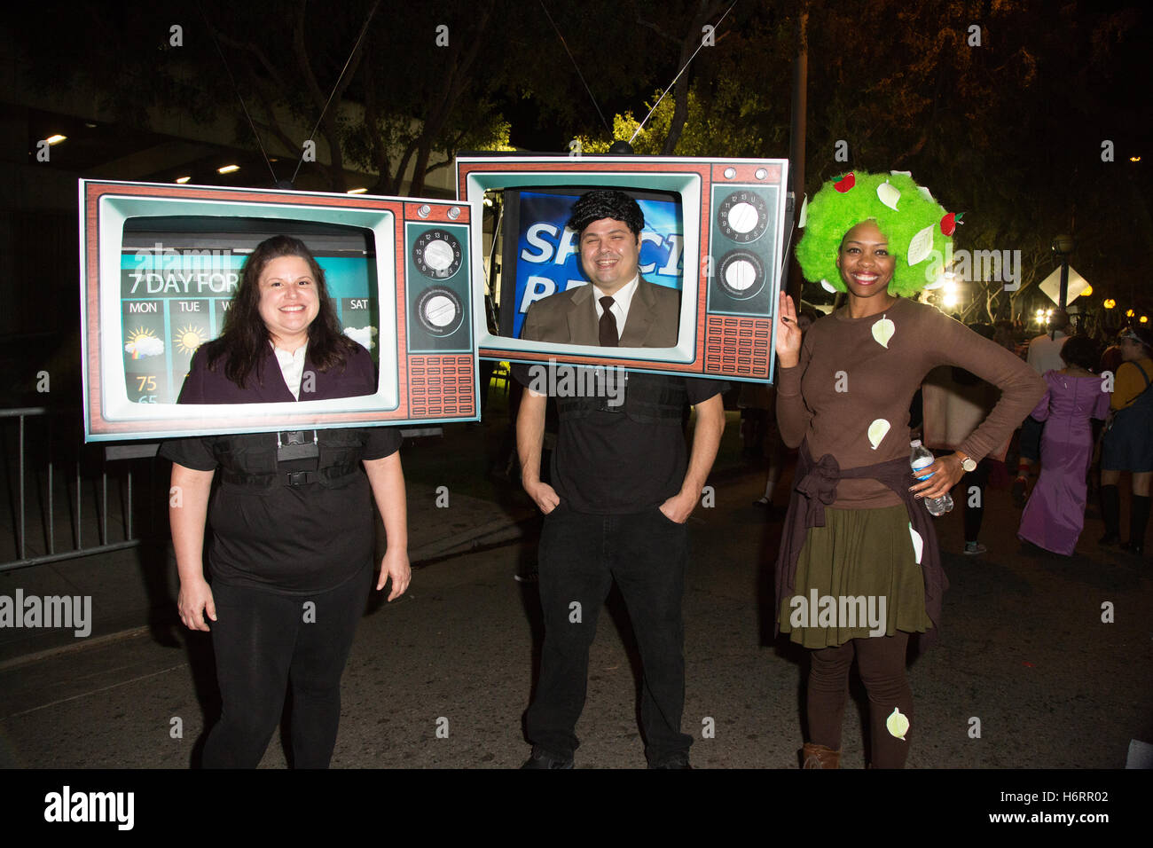 West Hollywood, Kalifornien, USA. 31. Oktober 2016. Halloween Feiernden verkleidet als Nachrichten Anker Pose für ein Foto an die 28. jährlichen West Hollywood Halloween Karneval am Santa Monica Boulevard in West Hollywood, Kalifornien, USA statt. Es wurde geschätzt, dass 500.000 Menschen an der diesjährigen Veranstaltung teilgenommen. Bildnachweis: Sheri Determan / Alamy Live News Stockfoto