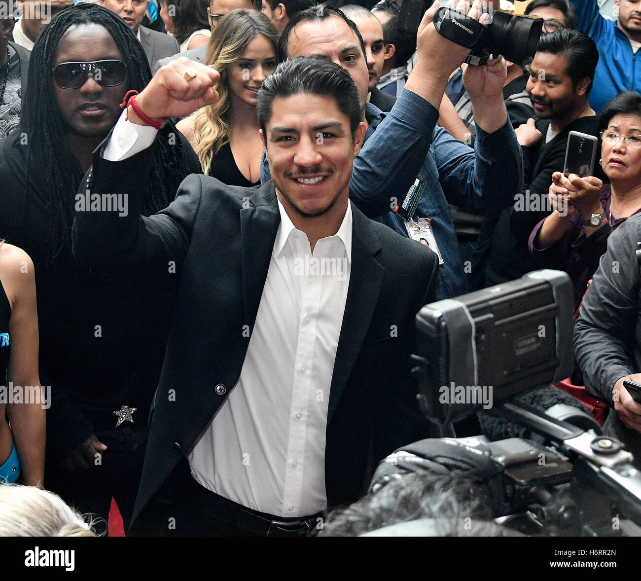 Las Vegas, Nevada, USA. 1. November 2016. Jessy Vargas kommt in einer Mob-Szene von Kameras an die Wynn Hotel am Dienstag. 1. November 2016. Jessy Vargas wird Manny Pacquiao dieser Samstag Nov 5 im Thomas & Mac für den WBO-WM-Titel kämpfen. Foto von gen BlevinsLA DailyNewsZumaPress Credit: Gene Blevins/ZUMA Draht/Alamy Live-Nachrichten Stockfoto