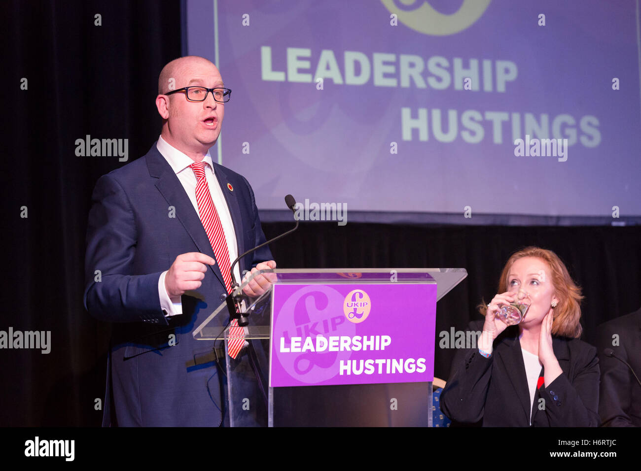 London, UK. 1. November 2016. Die UKIP Führung Kandidat, Paul Nuttall anlässlich der UKIP Führung bedrängt. Bildnachweis: Vickie Flores/Alamy Live-Nachrichten. Stockfoto