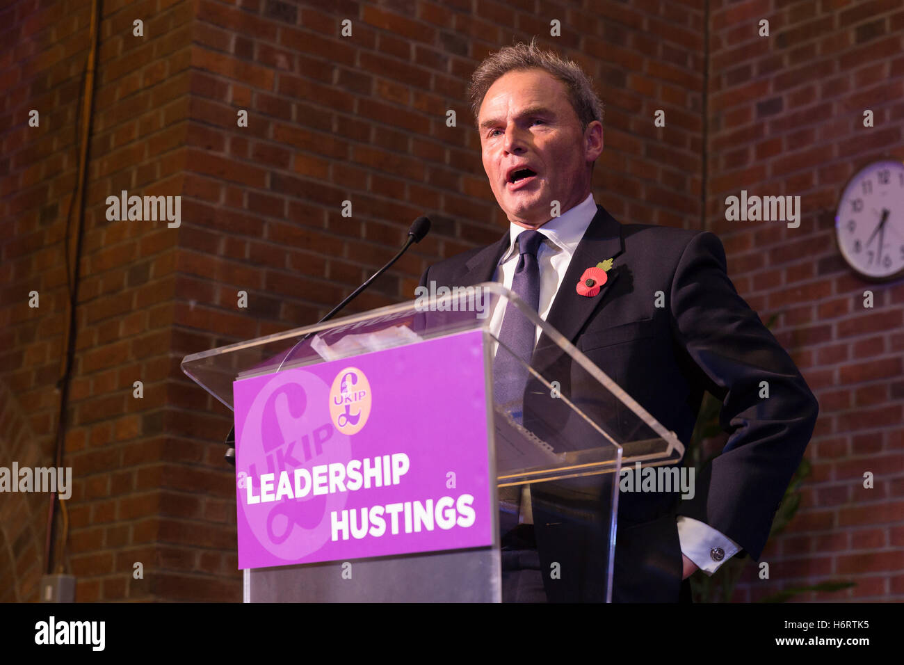 London, UK. 1. November 2016. Die UKIP Führung Kandidat, Peter Whittle anlässlich der UKIP Führung bedrängt. Bildnachweis: Vickie Flores/Alamy Live-Nachrichten. Stockfoto