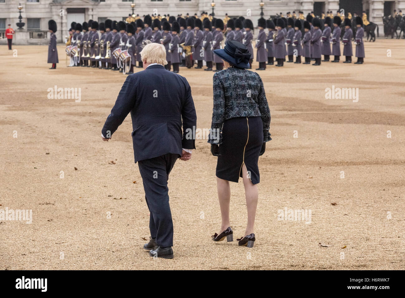 London, UK. 1. November 2016. Boris Johnson und Theresa kann zu Fuß durch die Horse Guards Parade vor Beginn der Prozessionen, die Präsidenten von Kolumbien am ersten Tag seines Staatsbesuchs Kredit zu begrüßen: Guy Corbishley/Alamy Live News Stockfoto