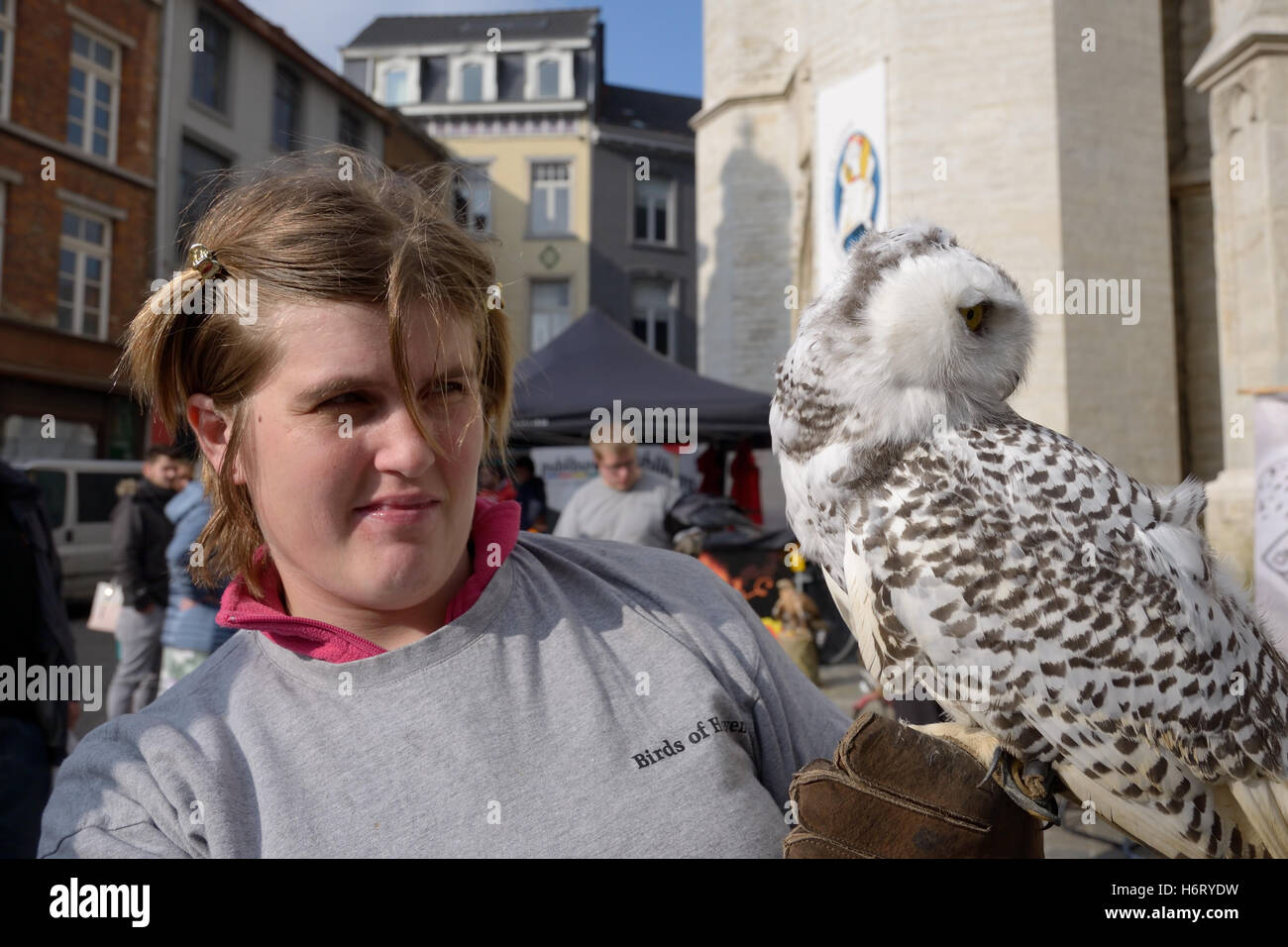 Feier von Halloween im historischen Zentrum der Stadt am 29. Oktober 2016 in Halle, Belgien. Leistung "Vögel des Himmels" auf ce Stockfoto