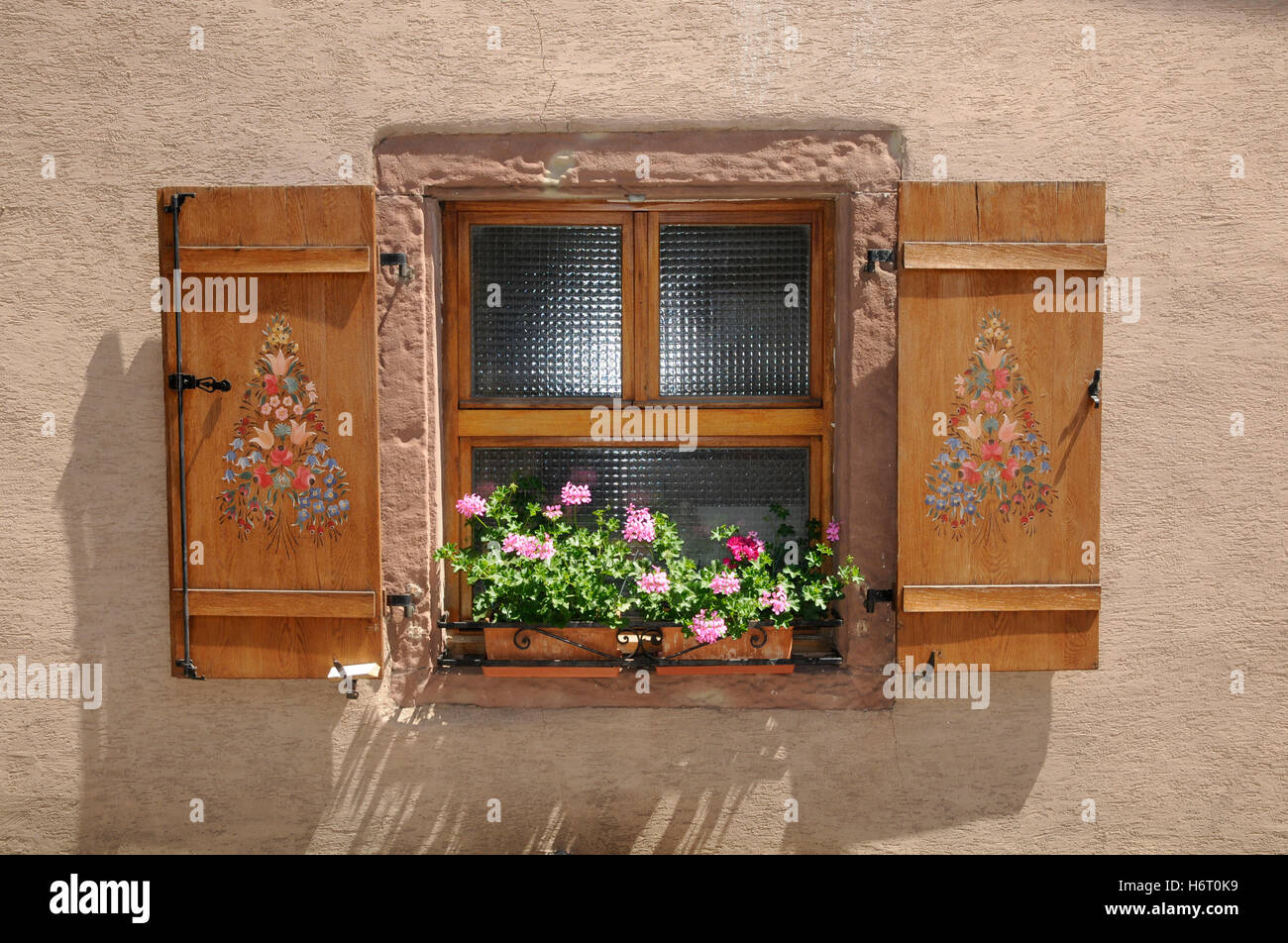 Blumenfenster Stockfotos & Blumenfenster Bilder - Alamy
