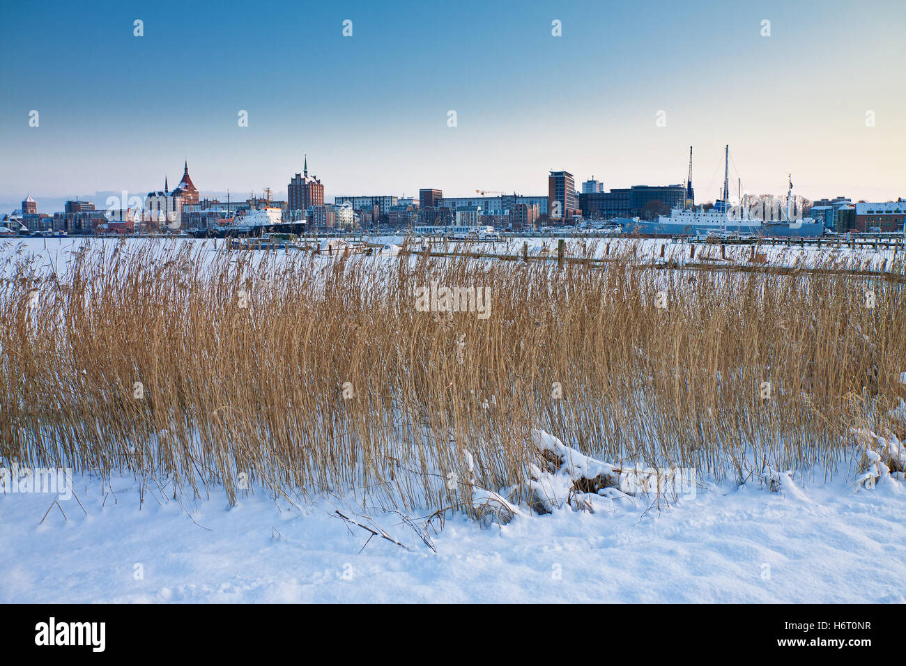 Stadt Winter Stadthafen beherbergt Mecklenburg Reed Fluss Wasser Kirche Stadt Stadt Winter Himmel Paradies Cold Harbor Eis frost Stockfoto