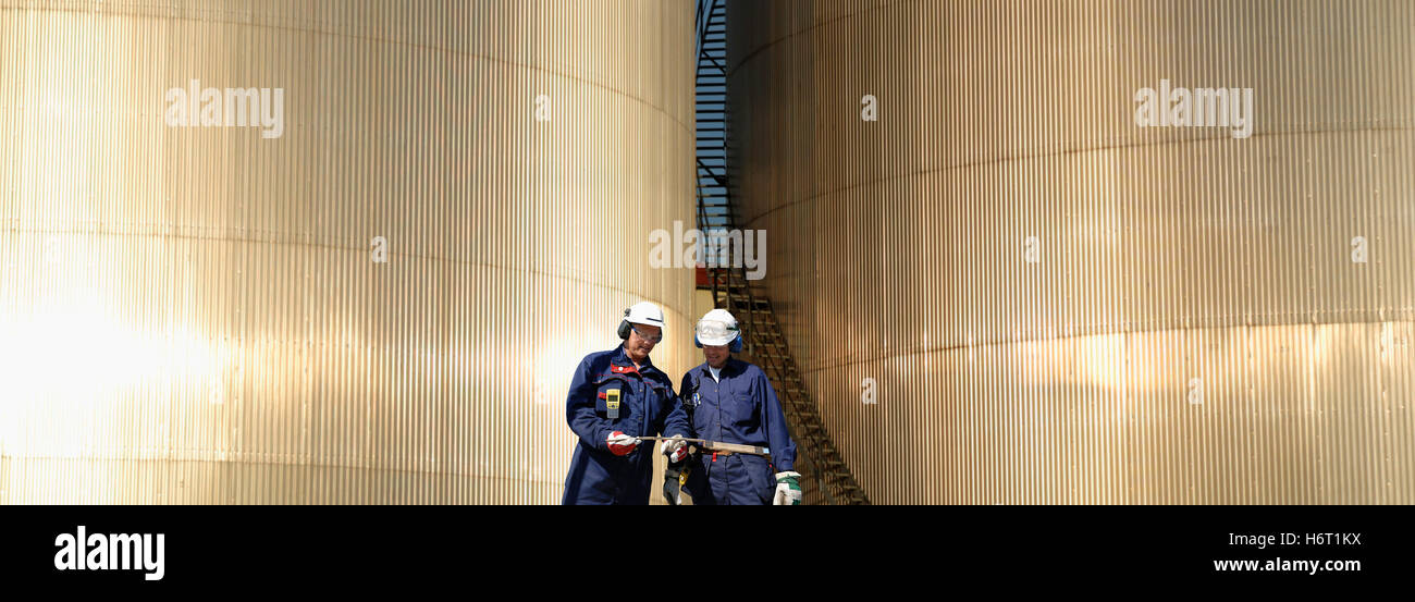 Industrie Gas Raffinerie Ingenieure Ölindustrie beschäftigten Arbeiter Arbeiter Wageworker Mitarbeiter Gefahr Umwelt enviroment Stockfoto