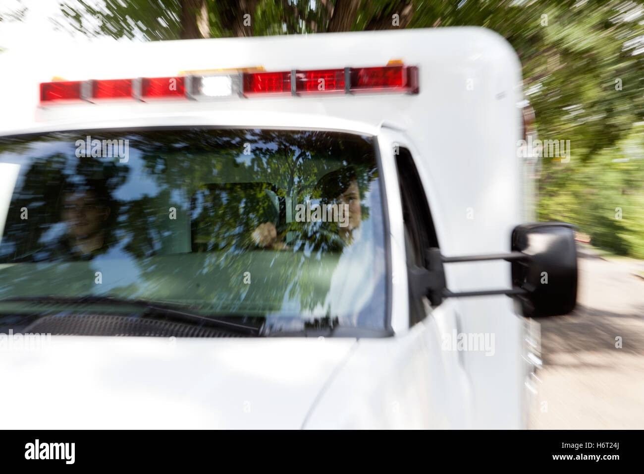 gleitenden Bewegungen Verschiebung Reisen Gesundheit medizinisch medizinische Lebensstil einheitliche Transport Fahrzeug Notaufnahme im Krankenhaus Stockfoto