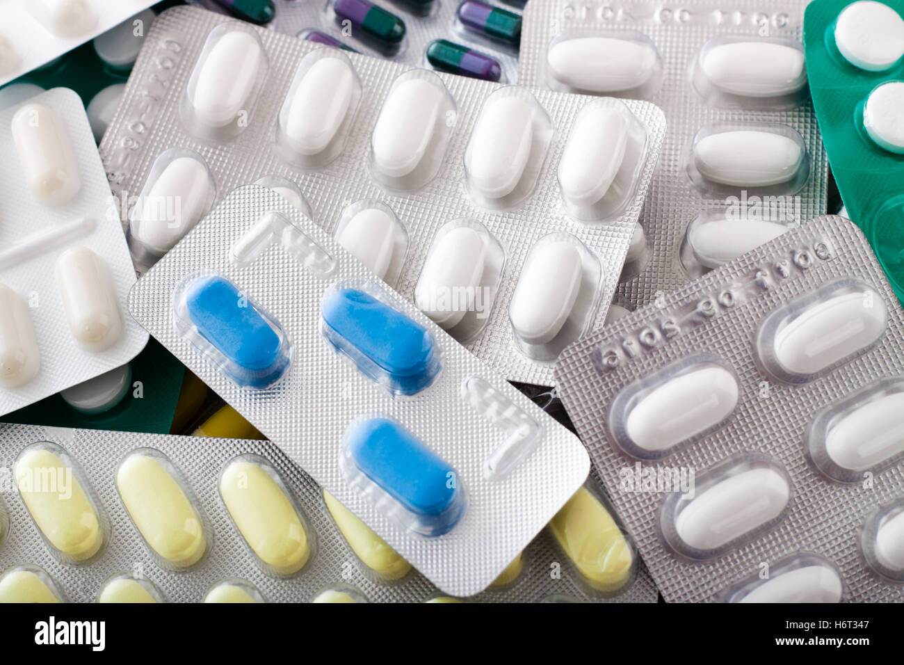 Pillen Medikamente Tabletten Aspirin Haufen Haufen Kapseln Gesundheit Makro Nahaufnahme Makro Aufnahme hautnah Ansicht Detail Vitamine Vitamine Stockfoto