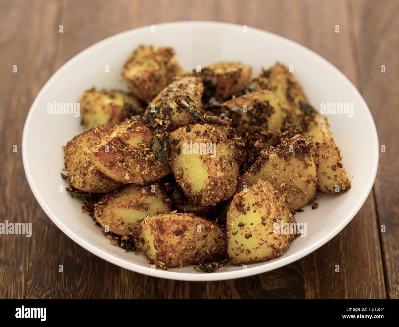 Gemüse Gewürze Kartoffeln Kohlenhydrate gebackenes indisches gebratenes ausgedörrte essen Nahrungsmittel Gewürz Farbe Closeup horizontale Küche Stockfoto