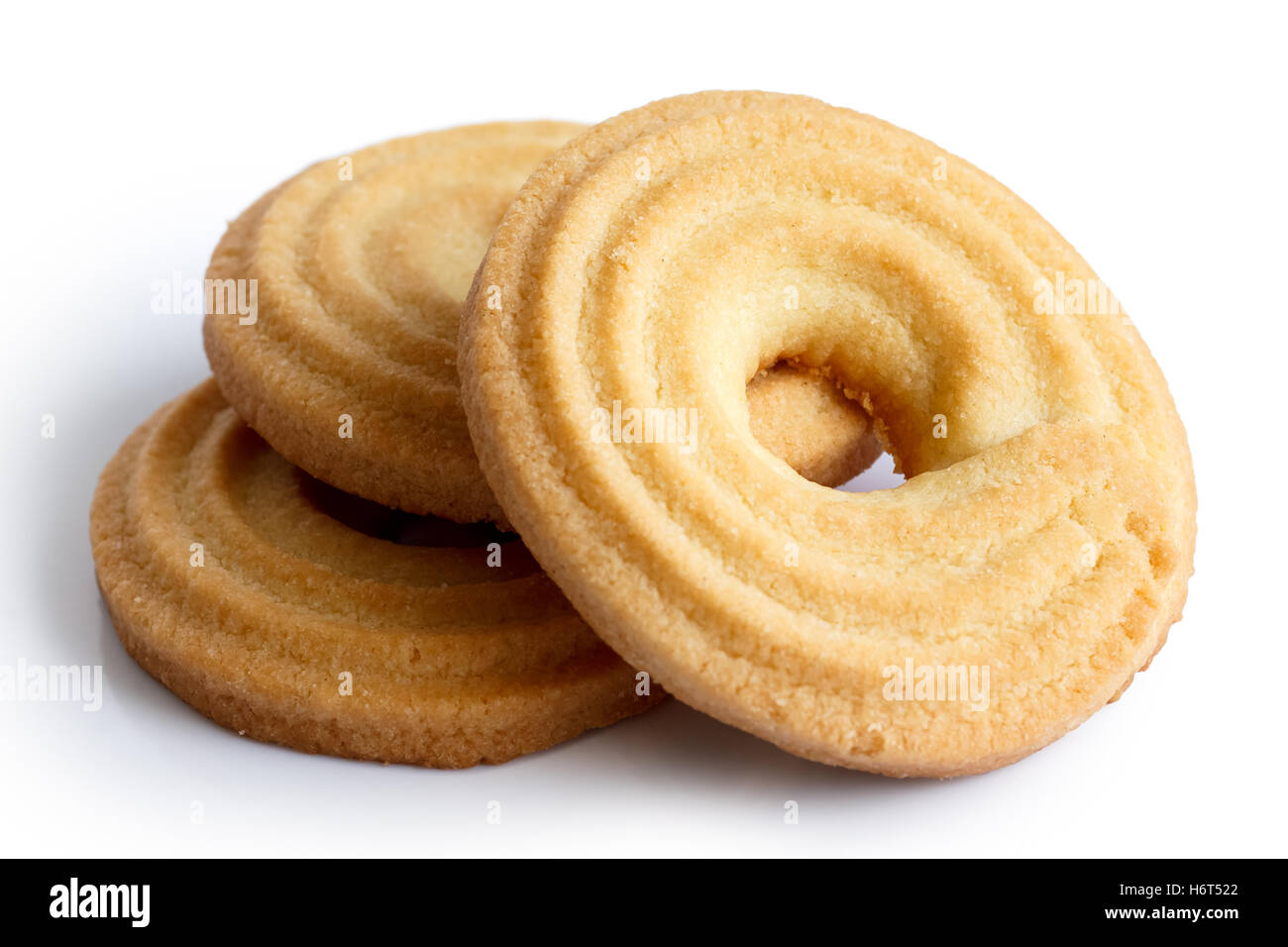 Drei Ring Butterkekse isoliert auf weiss in Sicht. Stockfoto