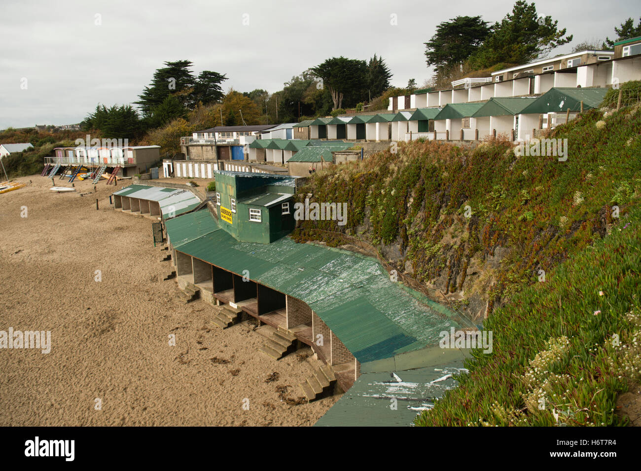 Strandhütten mit Blick auf den Sandstrand in Abersoch auf der Halbinsel Lleyn, Gwynedd North Wales UK. Eine der Hütten im Jahr 2016 für 130.000 £ bei einer Auktion verkauft Stockfoto