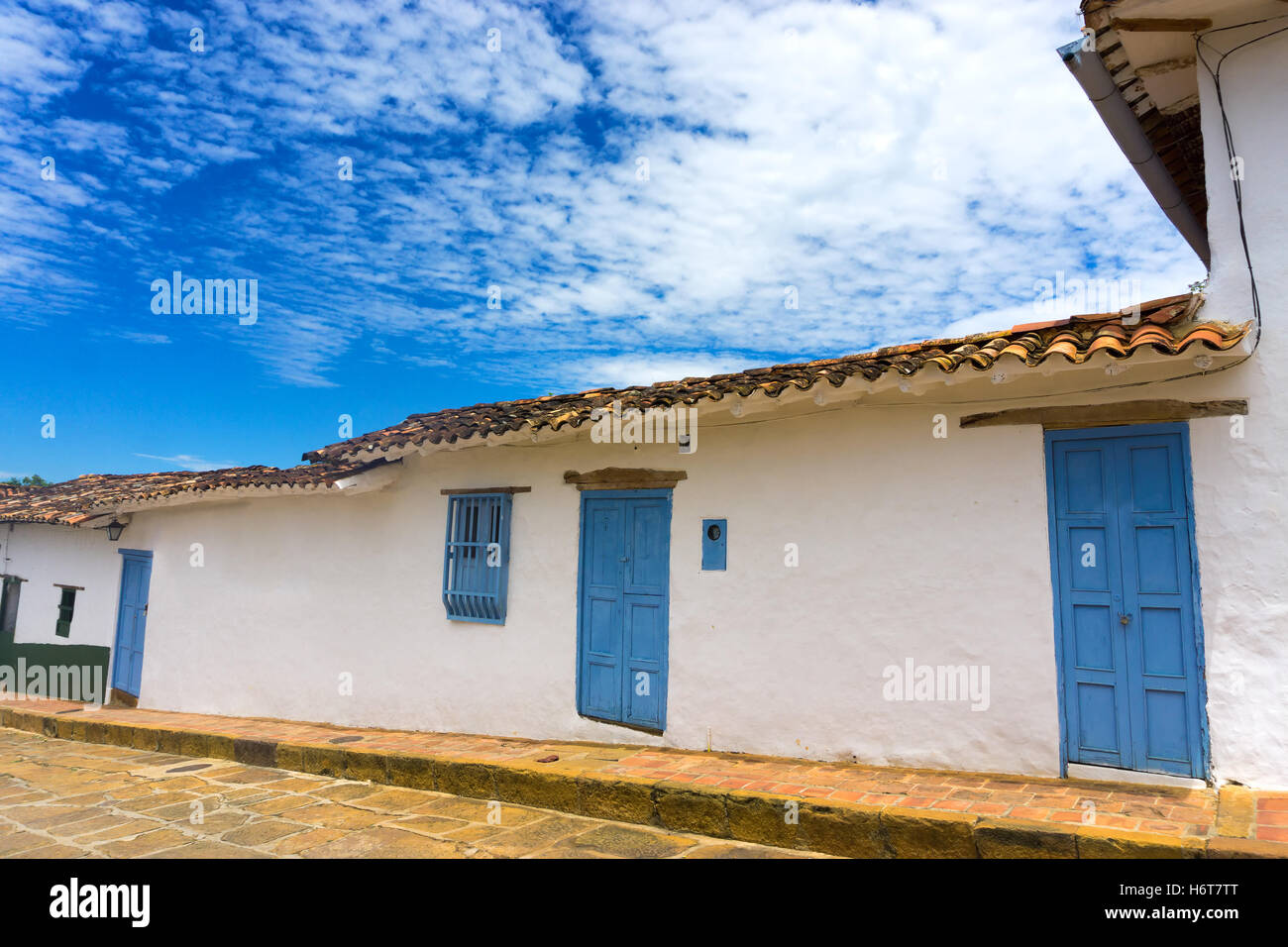 Weißen Kolonialarchitektur mit einem schönen blauen Himmel in Barichara, Kolumbien Stockfoto