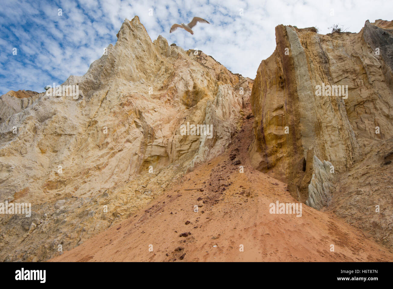 Klippen von farbigem Sand. Alum Bay, Isle Of Wight, Großbritannien Stockfoto