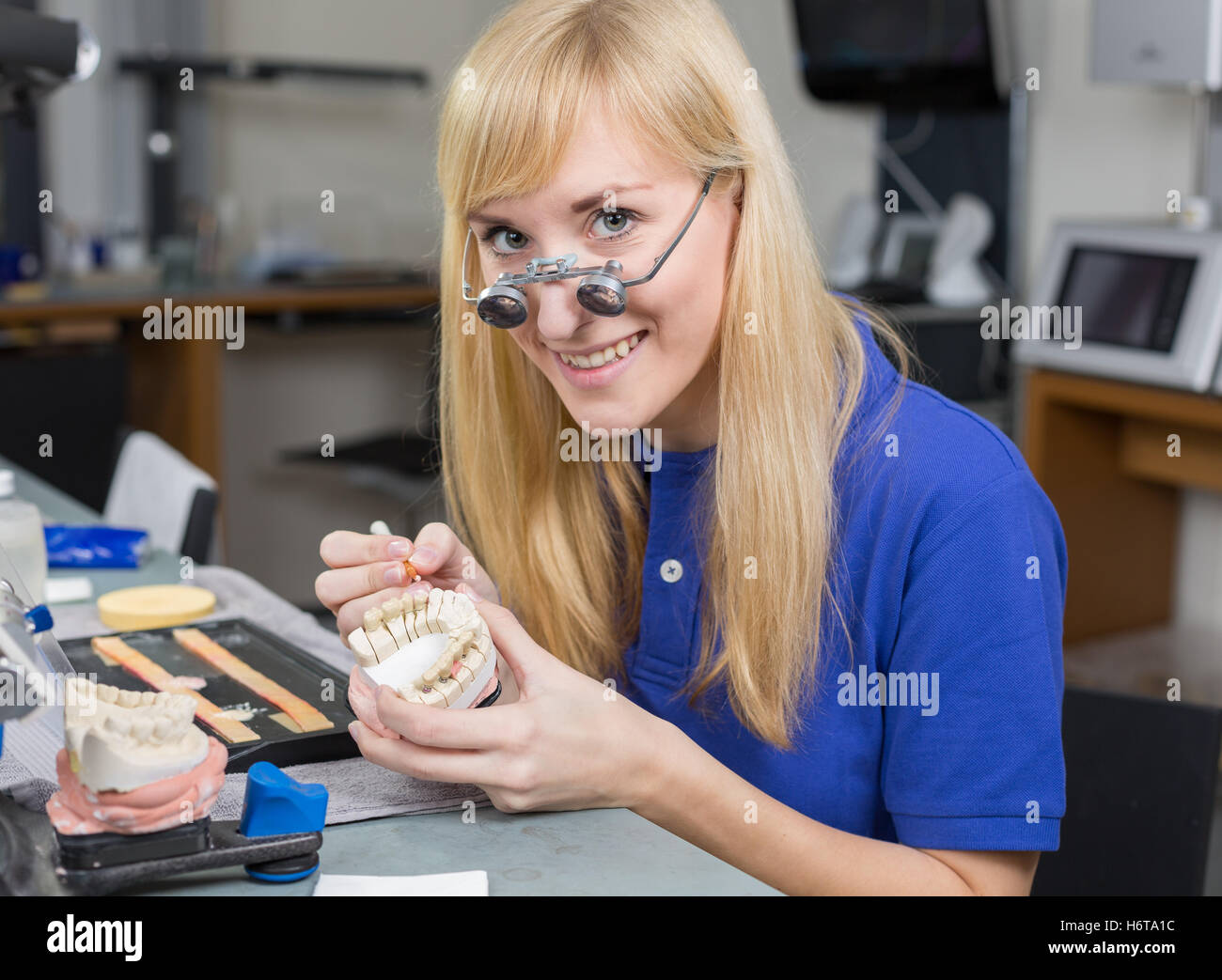 Zahnarzt Produktion Labor Zahnmedizin dental Zahnmedizin Prothese gezackt Arzt Arzt Arzt medizinische Praktiker Frau Stockfoto