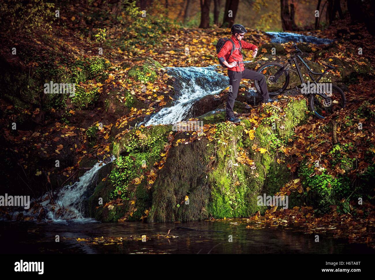 Landschaftlich reizvolle Radtour im Herbst Laub. Kaukasische Mountainbiker. Stockfoto