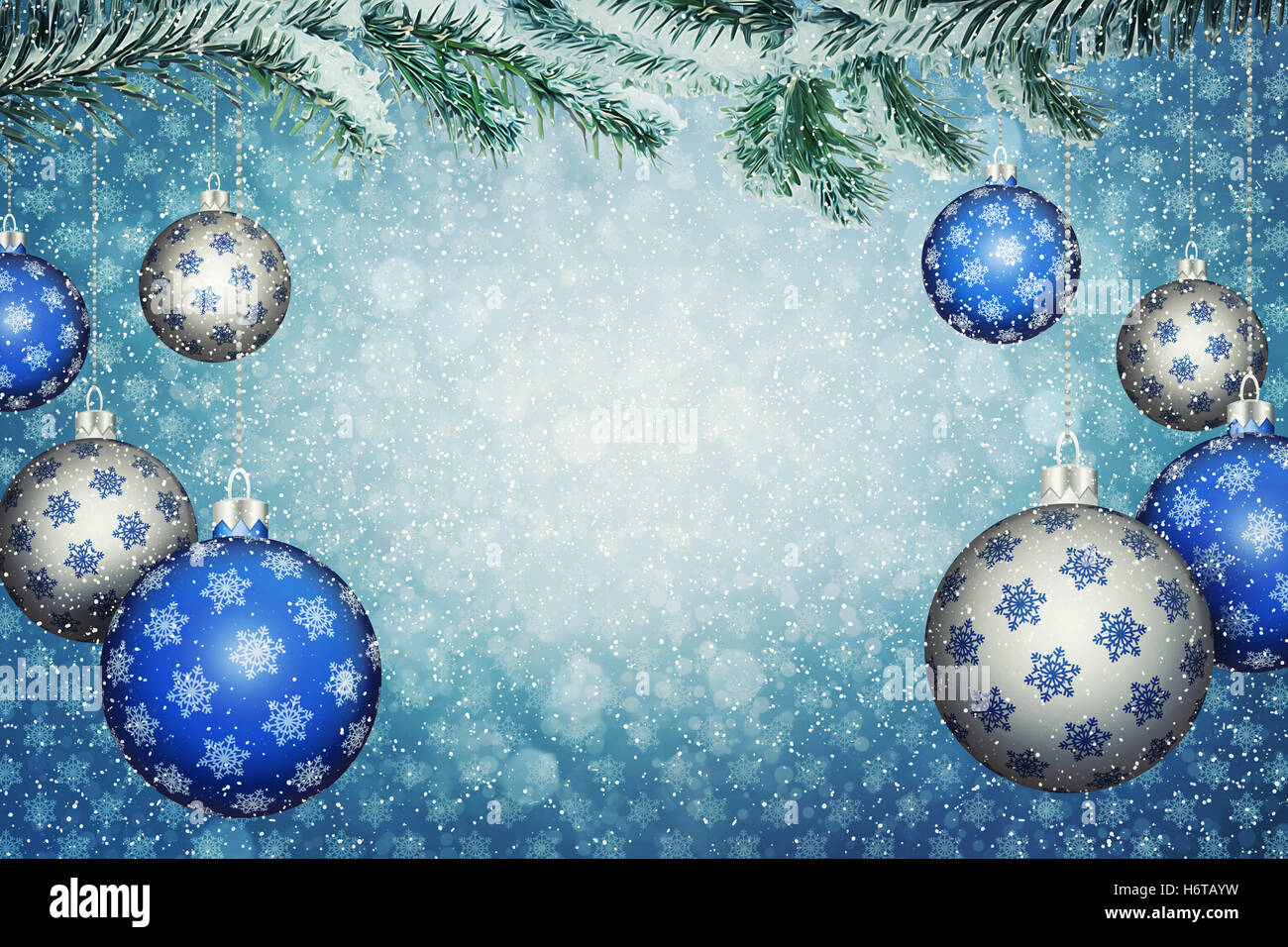 Satz von blauen und silbernen Kugeln mit Schneeflocke Muster hängen an einem verschneiten Tannen Ast. Weihnachten und Neujahr Hintergrund mit Kopie spac Stockfoto