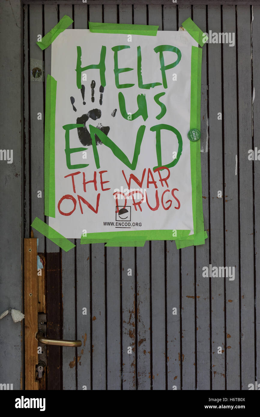 Helfen Sie uns den Krieg auf Drogen Plakat zu beenden. Europäische Koalition für eine gerechte und effektive Drogenpolitik Kampagne Stockfoto