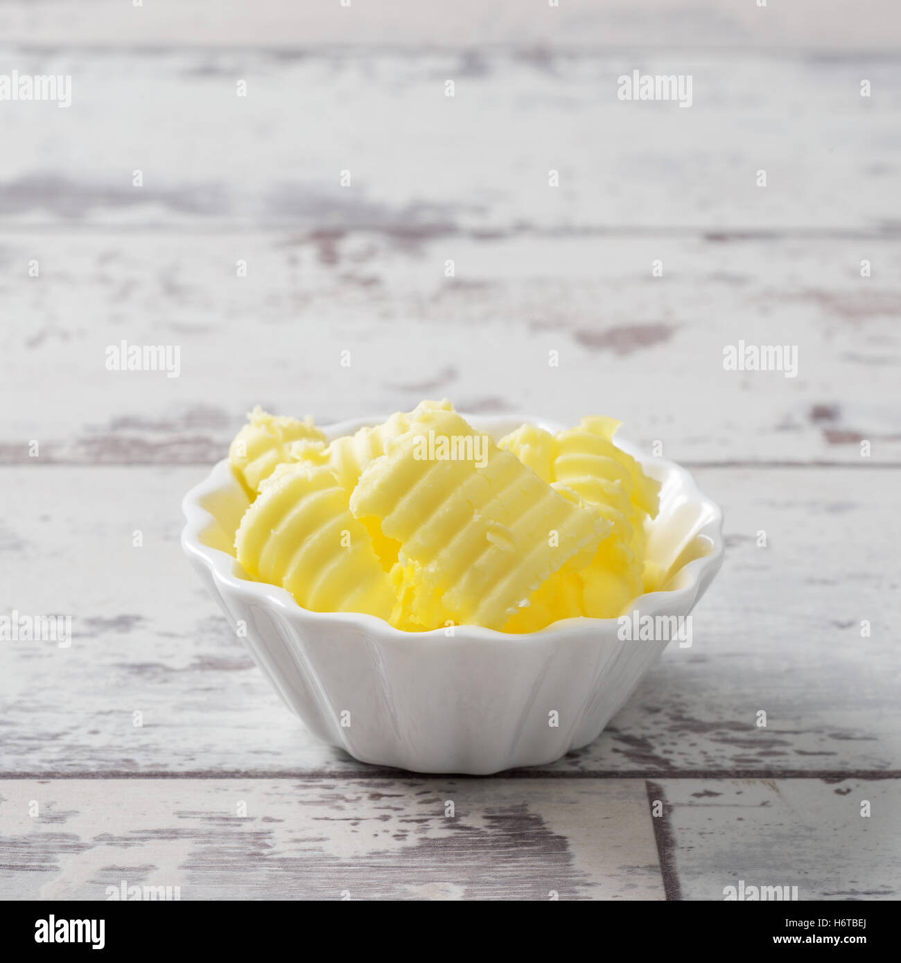 Butter locken in weiße Servierplatte Stockfoto