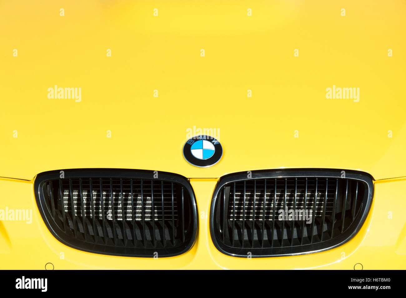 Gelben BMW Auto Motorhaube Abzeichen und Kühlergrill zu abstrahieren. Deutsche Oldtimer Stockfoto
