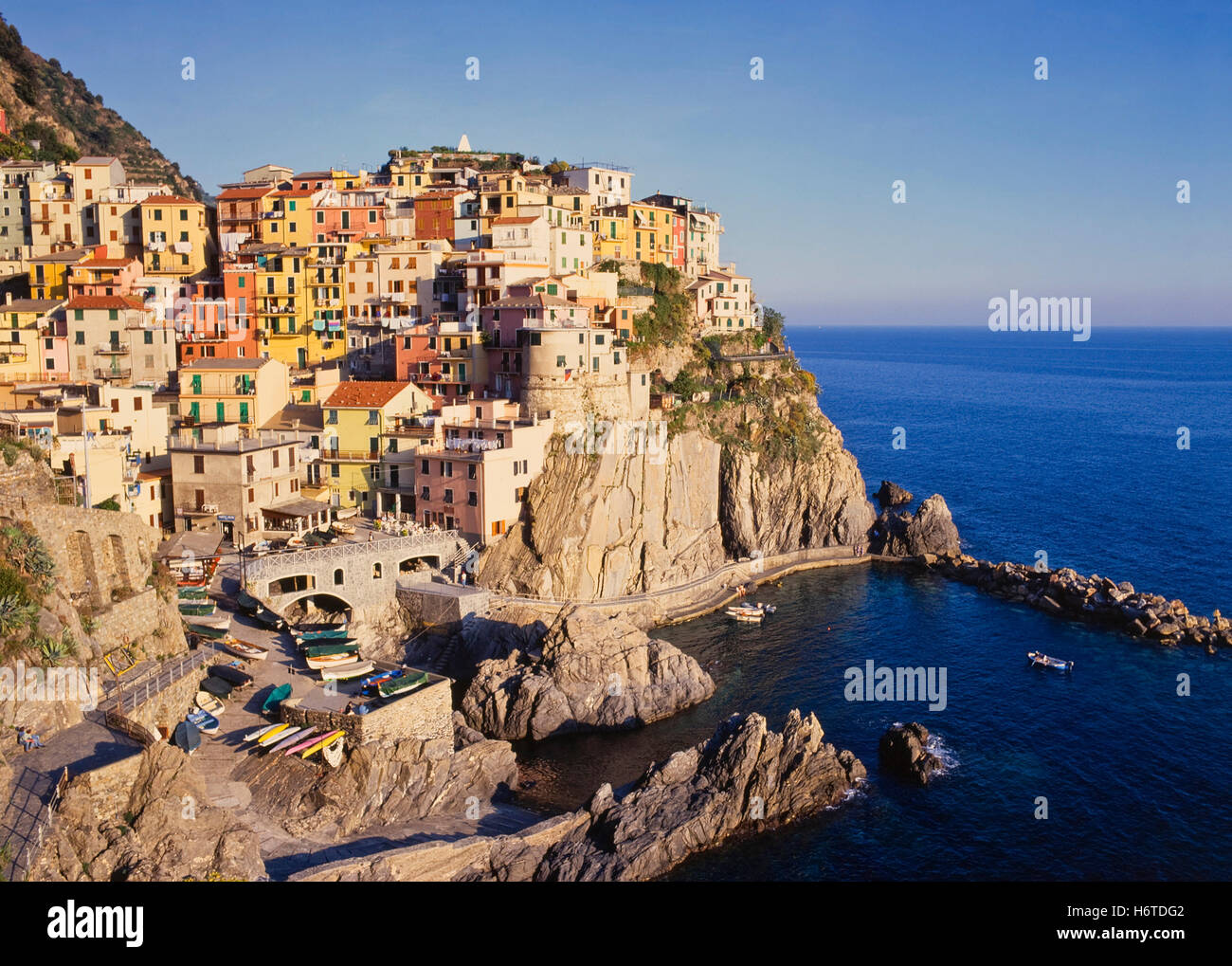 alte Stadt Hafen Küste Boote Segelboot Segelboot Ruderboot Boot Wasserfahrzeug birgt Salzwasser Meer Ozean Wasser Landschaft Stockfoto