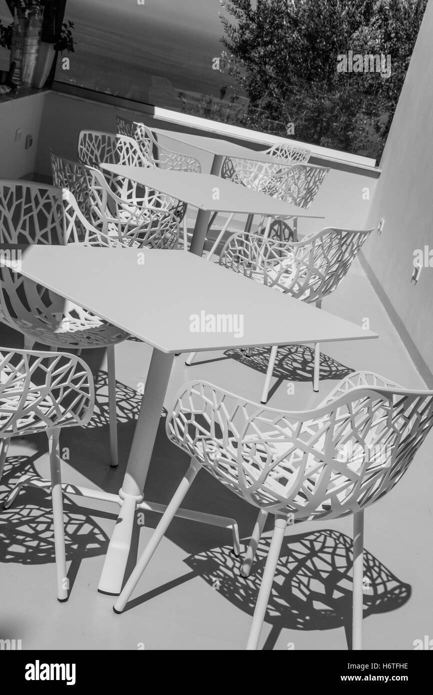 Runde, Retro, Szene, Sitz, Schatten, Ruhe, Restaurant, Terrasse, Muster, friedlich, ruhig, sitzen, Sommer, Wetter, weiße Schmiedeeisen Stockfoto