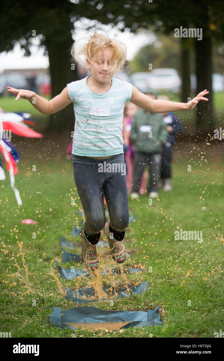 Jugendliche, die Teilnahme an der World Pfütze springen Contest statt im Wicksteed Park in Kettering, Northants, am Mittwoch, den 26. Oktober. Stockfoto