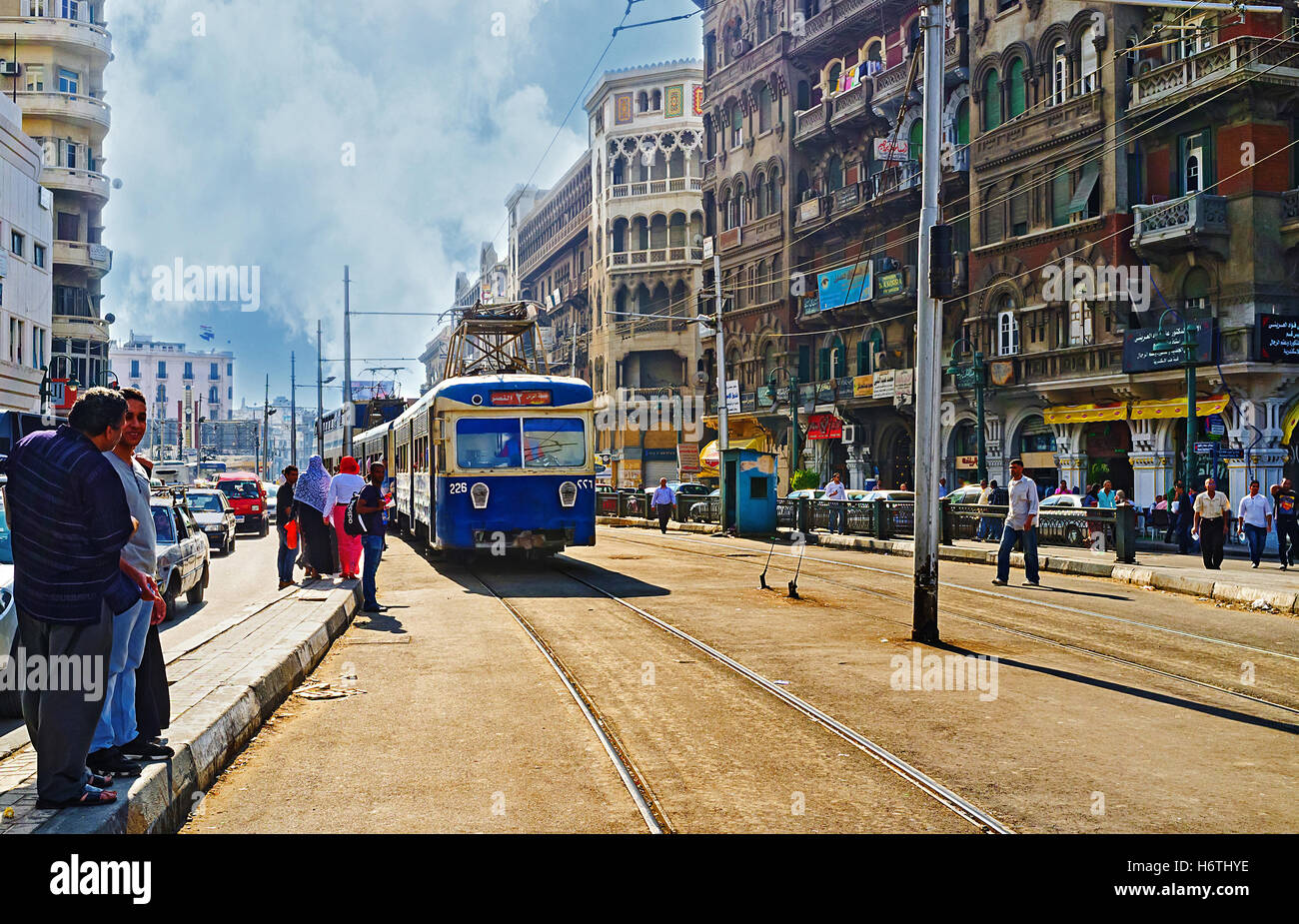 Menschen warten auf die Straßenbahn an der Haltestelle Stockfoto