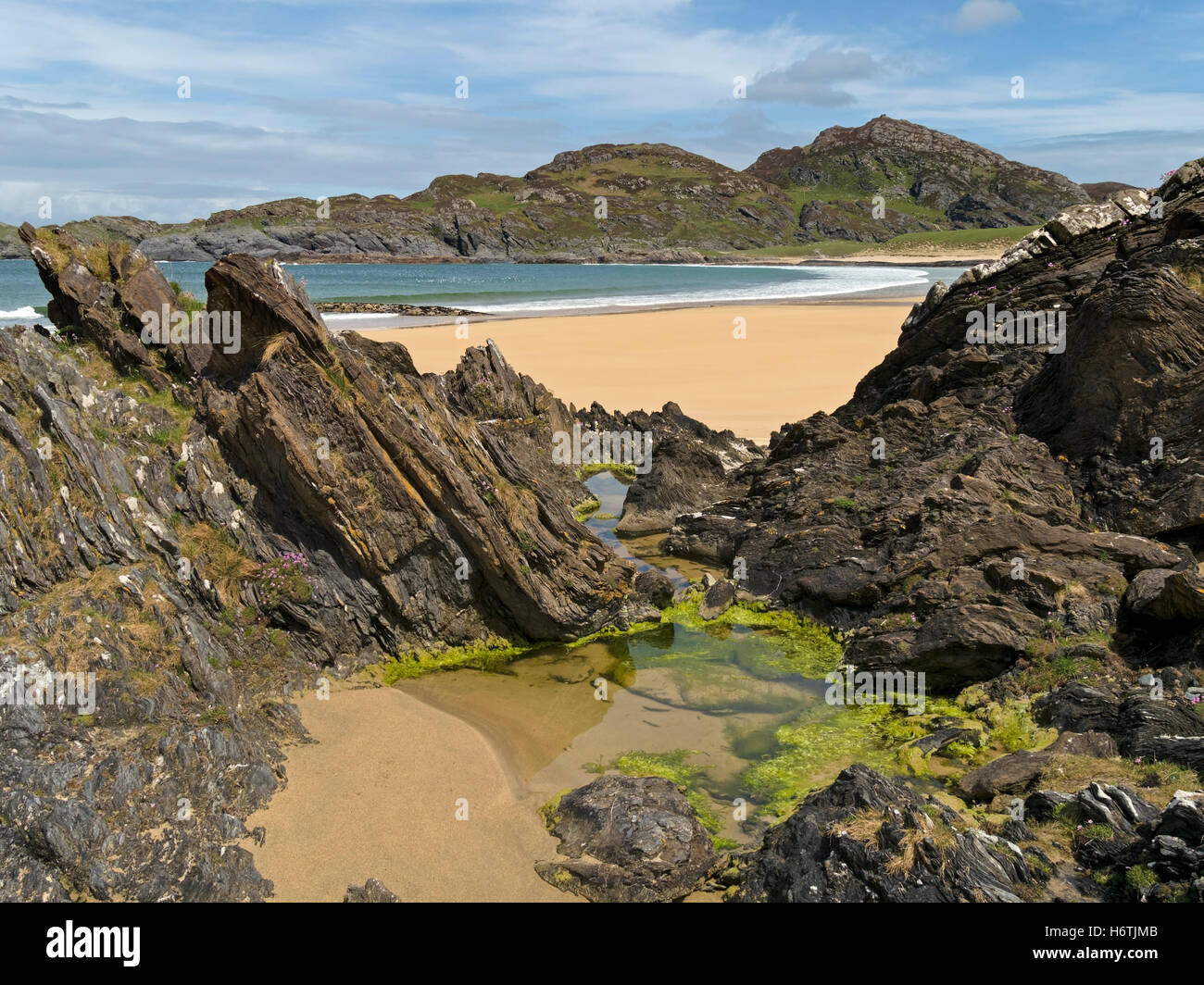 Felsen und Sand des Kiloran Bay Beach, Hebridean Insel Colonsay, Schottland, UK. Stockfoto