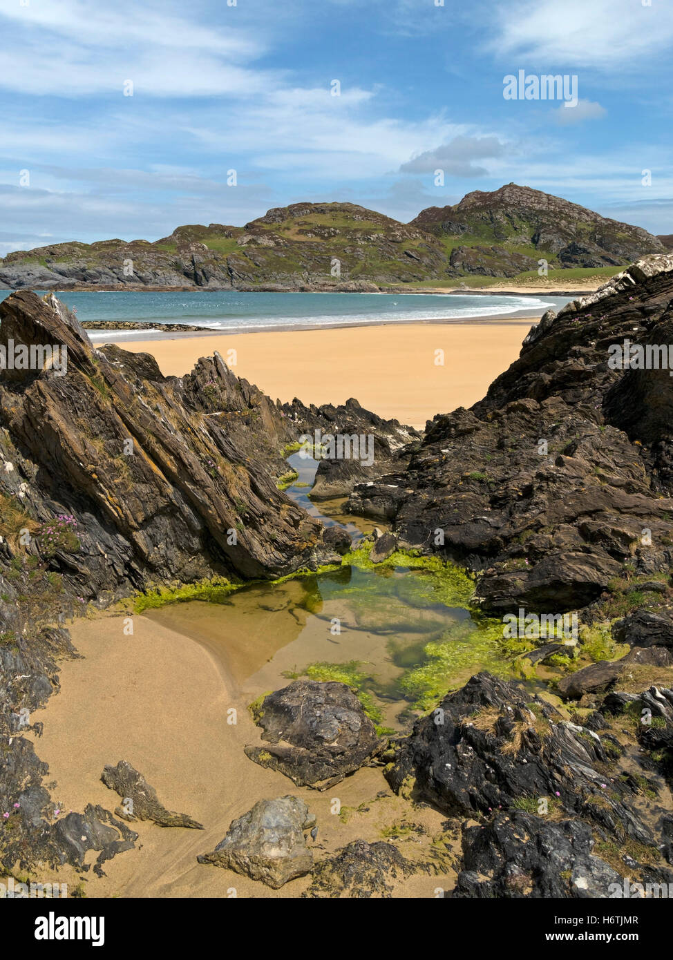 Felsen und Sand des Kiloran Bay Beach, Hebridean Insel Colonsay, Schottland, UK. Stockfoto