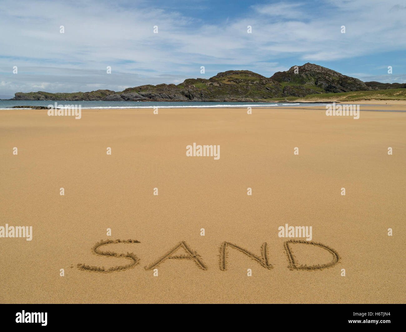 Das Wort "Sand" in goldenen gelben Sand der abgelegenen schottischen Strand geschrieben. Stockfoto