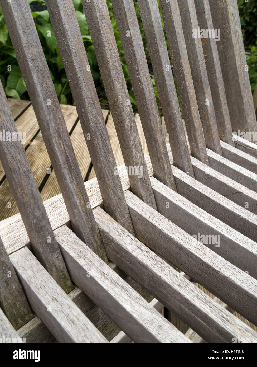 Abstraktes Bild von schrägen Lamellen in Gartenmöbel aus Holz. Stockfoto