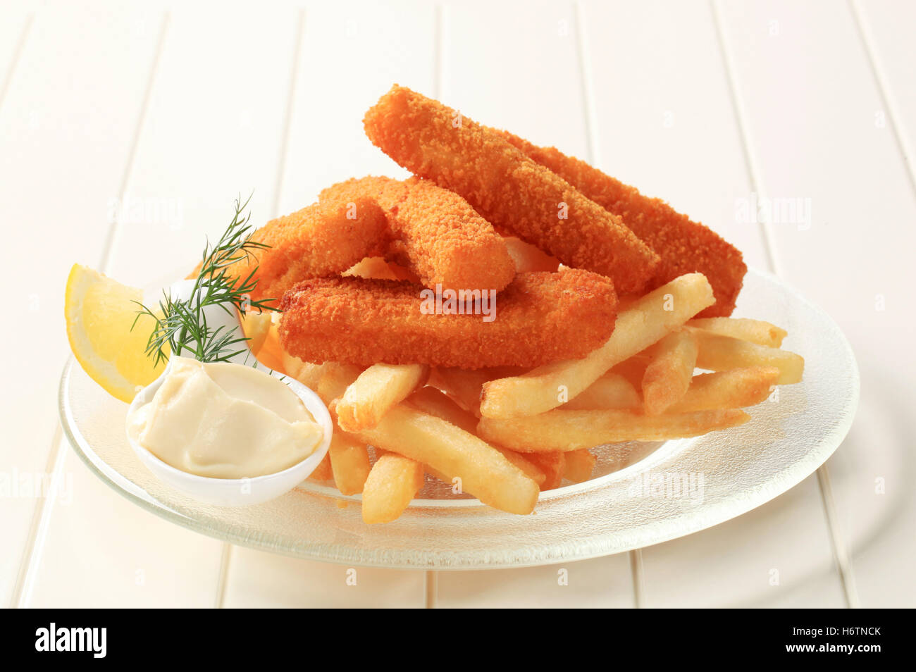 Mittagessen essen Nahrungsmittel Closeup verbreiten Winkel Fisch Platte Teller essen Käse niemand Abendessen Abendessen Heap vorbereitet Dorsch knusprig paniert gebraten Stockfoto