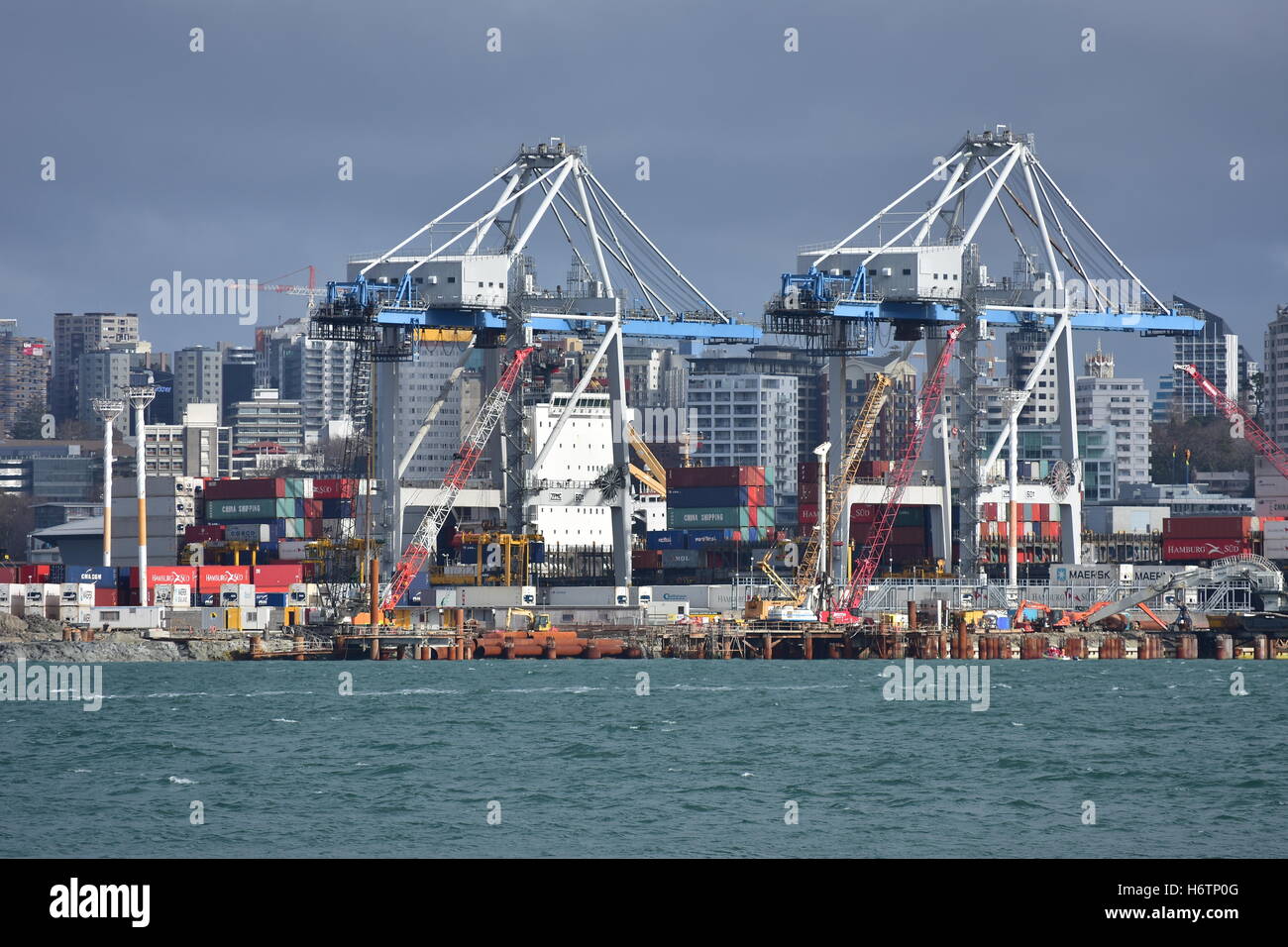 Ein Blick auf die Ports of Auckland mit Auckland Vororten im Hintergrund. Stockfoto
